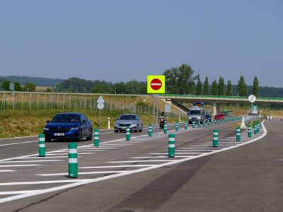 Seit 31. Juli 2026 ist der neue, rund 3,2 Kilometer lange Abschnitt der D3 zwischen Einsiedl (Nažidly) und Unterhaid (Dolní Dvořiště) für den Verkehr freigegeben. Damit reicht erstmals eine tschechische Autobahn bis an die österreichische Grenze.