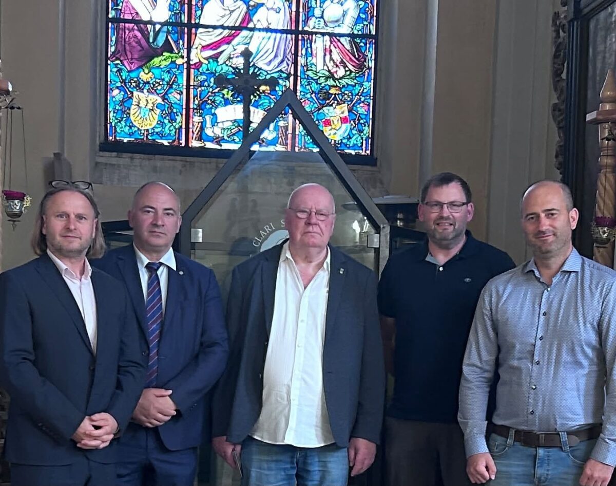Deutsch-tschechisches Treffen in Teplitz (Teplice): SPD-Stadtrat Tomáš Jarolím (l.) mit dem AfD-Bundestagsabgeordneten Steffen Janich (2. v. l.) und weiteren Teilnehmern vor dem Grabmal von Clary und Aldringen in der Schlosskirche.