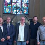 Deutsch-tschechisches Treffen in Teplitz (Teplice): SPD-Stadtrat Tomáš Jarolím (l.) mit dem AfD-Bundestagsabgeordneten Steffen Janich (2. v. l.) und weiteren Teilnehmern vor dem Grabmal von Clary und Aldringen in der Schlosskirche.