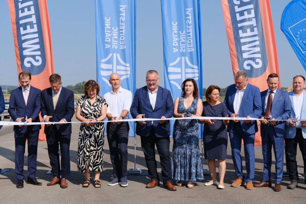Feierliche Eröffnung des neuen D3-Abschnitts bei Unterhaid (Dolní Dvořiště). Bis Sommer 2027 soll der gesamte südböhmische Abschnitt der Autobahn fertiggestellt sein; die vollständige Verbindung zwischen Prag und der österreichischen Grenze ist bis 2032 geplant.