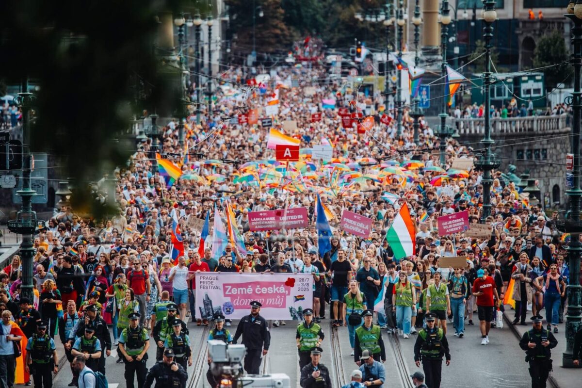 Prague Pride 2025: Tausende Menschen zogen im vergangenen Jahr durch die Prager Innenstadt. Die diesjährige Parade am 9. August findet unter verschärften Sicherheitsmaßnahmen statt und endet erstmals auf der Insel Štvanice statt auf der Letná-Ebene.