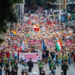 Prague Pride 2025: Tausende Menschen zogen im vergangenen Jahr durch die Prager Innenstadt. Die diesjährige Parade am 9. August findet unter verschärften Sicherheitsmaßnahmen statt und endet erstmals auf der Insel Štvanice statt auf der Letná-Ebene.