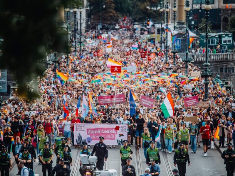 Prague Pride 2025: Tausende Menschen zogen im vergangenen Jahr durch die Prager Innenstadt. Die diesjährige Parade am 9. August findet unter verschärften Sicherheitsmaßnahmen statt und endet erstmals auf der Insel Štvanice statt auf der Letná-Ebene.