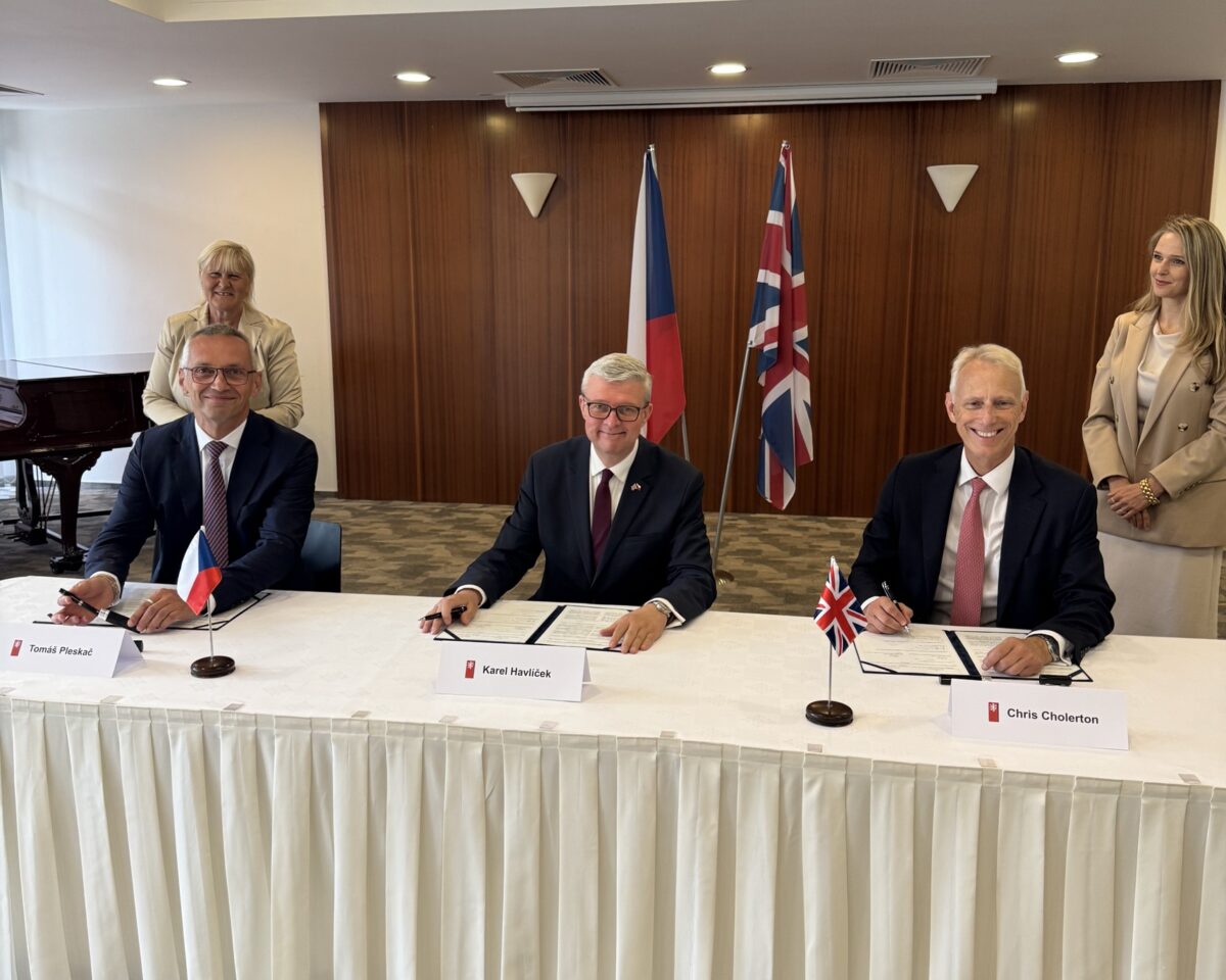 Tomáš Pleskač, Vorstandsmitglied von ČEZ, Industrieminister Karel Havlíček, und Chris Cholerton, CEO von Rolls-Royce SMR (v.l.n.r.) bei der Unterzeichnung der Absichtserklärung.