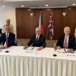 Tomáš Pleskač, Vorstandsmitglied von ČEZ, Industrieminister Karel Havlíček, und Chris Cholerton, CEO von Rolls-Royce SMR (v.l.n.r.) bei der Unterzeichnung der Absichtserklärung.