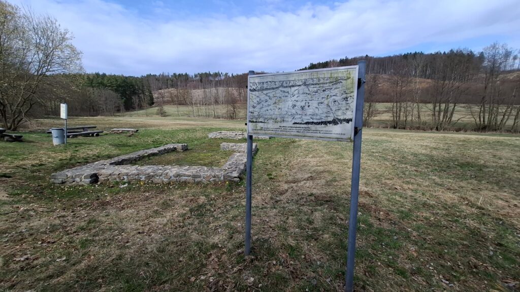 Von den einstigen Siedlungen im Drahaner Bergland sind heute nur noch wenige Spuren in der Landschaft zu erkennen. Das Festival „Der Weg / Cesta“ will ihre Geschichte wieder sichtbar machen.