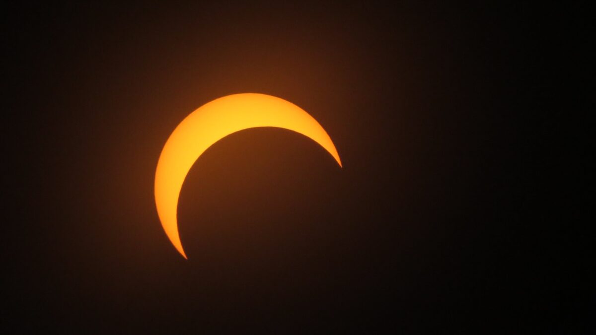 Bei der Sonnenfinsternis ragt die Silhouette des Mondes von unten in die Sonnenscheibe hinein. Dies führt dazu, dass der sichtbare Teil der Sonne die Form von zwei Stierhörnern annimmt, welche von der Erde aus beobachtet Richtung Horizont zeigen. Da die Finsternis kurz vor Sonnenuntergang stattfindet, wird es am Mittwochabend sozusagen zwei Dämmerungen geben.
