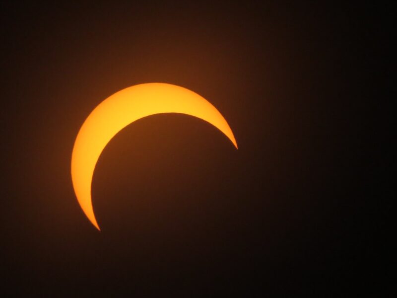 Bei der Sonnenfinsternis ragt die Silhouette des Mondes von unten in die Sonnenscheibe hinein. Dies führt dazu, dass der sichtbare Teil der Sonne die Form von zwei Stierhörnern annimmt, welche von der Erde aus beobachtet Richtung Horizont zeigen. Da die Finsternis kurz vor Sonnenuntergang stattfindet, wird es am Mittwochabend sozusagen zwei Dämmerungen geben.