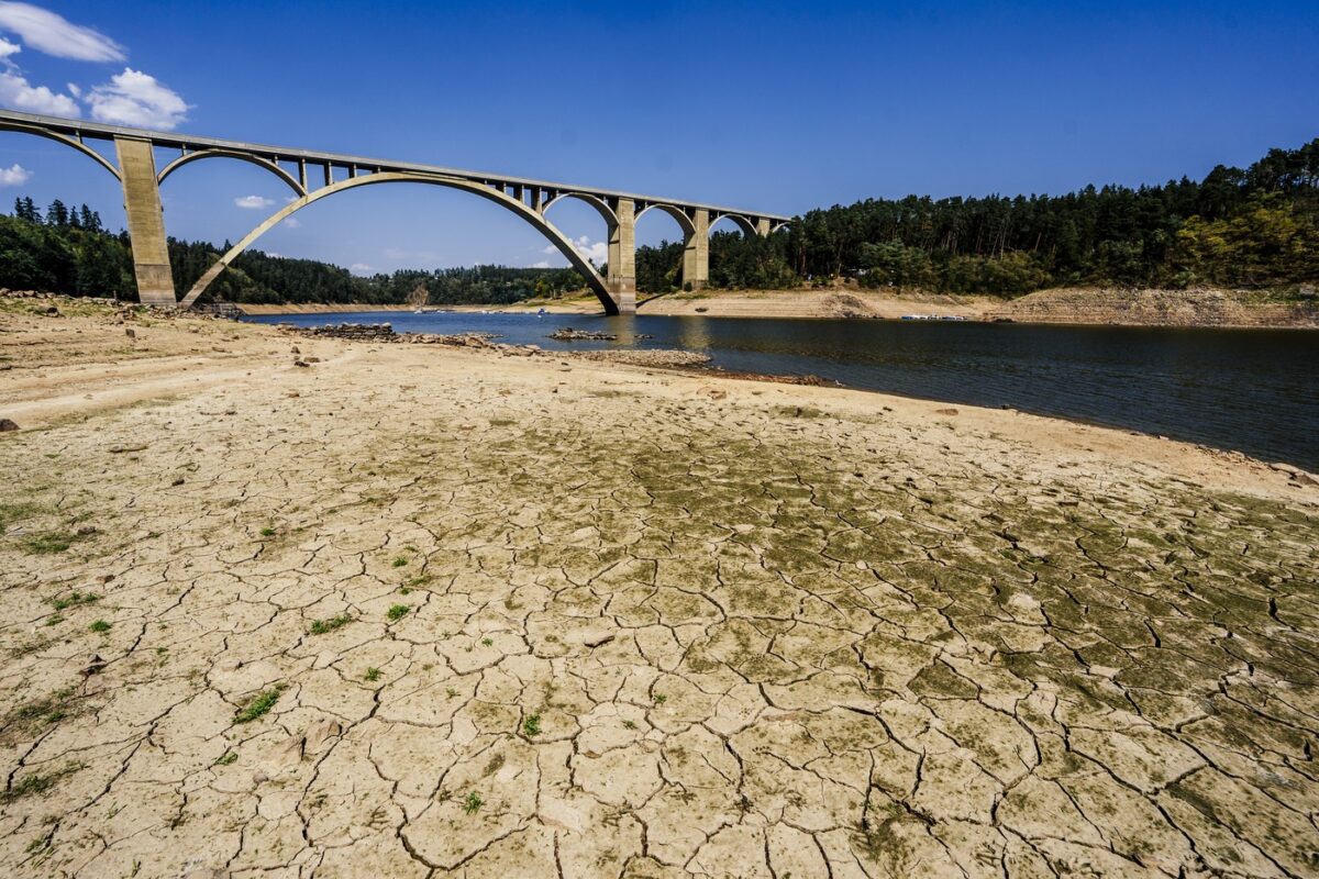 Die anhaltende Trockenheit hinterlässt deutliche Spuren: Der Zufluss zum Orlík-Stausee ist derzeit so gering wie seit 1982 nicht mehr. Besonders im Südwesten Tschechiens führen Flüsse und Bäche deutlich weniger Wasser als für die Jahreszeit üblich.