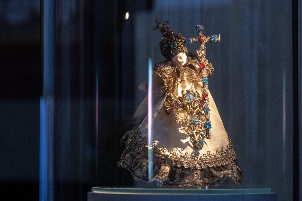 Die rund 400 Jahre alte Elfenbeinstatuette des Jesuskindes wird heute in der St.-Jakobs-Kirche in Böhmisch Trübau (Česká Třebová) ausgestellt. Nach einer Restaurierung stellte sich heraus, dass sie möglicherweise aus derselben Werkstatt wie das berühmte Salzburger Jesuskind stammt.