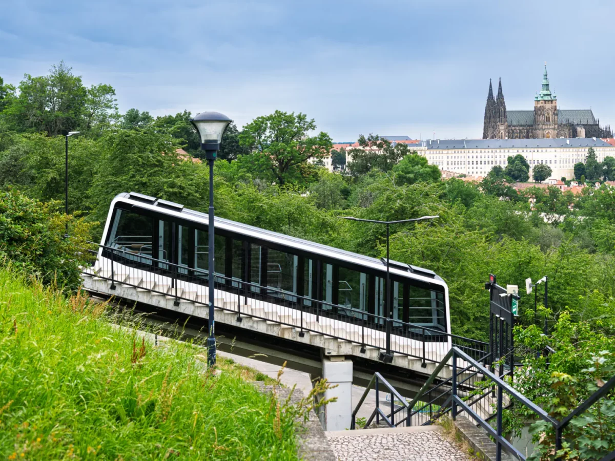 Die beliebte Petřín-Bahn hat im neuen Design ihre Fahrt auf den Laurenziberg (Petřín) in Prag wieder aufgenommen.