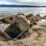 Der niedrige Wasserstand am Lipno-Stausee hat Grabsteine des ehemaligen Friedhofs von Untermoldau (Dolní Vltavice) wieder sichtbar gemacht. Einige der Relikte stammen aus der zweiten Hälfte des 19. Jahrhunderts.