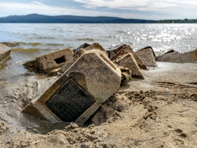 Der niedrige Wasserstand am Lipno-Stausee hat Grabsteine des ehemaligen Friedhofs von Untermoldau (Dolní Vltavice) wieder sichtbar gemacht. Einige der Relikte stammen aus der zweiten Hälfte des 19. Jahrhunderts.