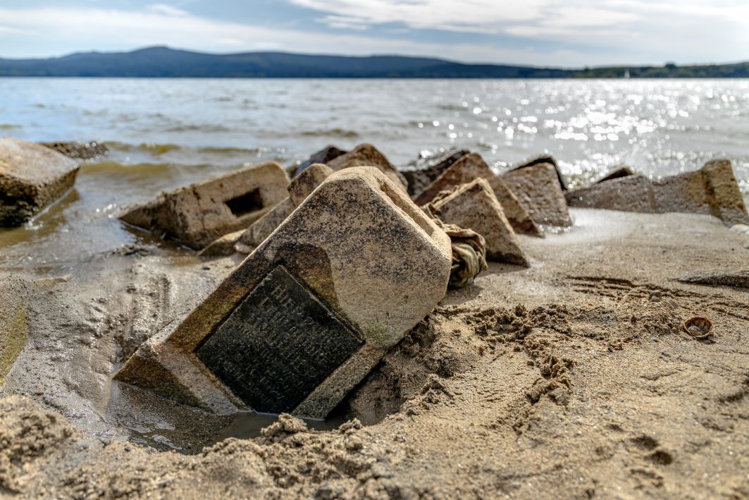 Der niedrige Wasserstand am Lipno-Stausee hat Grabsteine des ehemaligen Friedhofs von Untermoldau (Dolní Vltavice) wieder sichtbar gemacht. Einige der Relikte stammen aus der zweiten Hälfte des 19. Jahrhunderts.