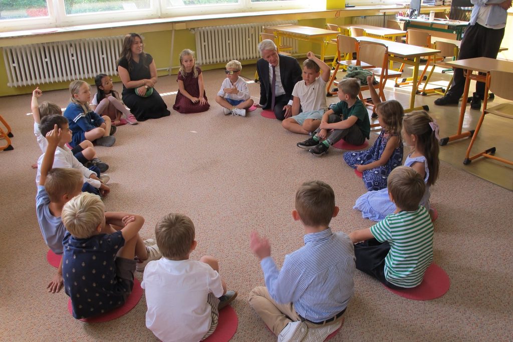 Der deutsche Botschafter Peter Reuss begrüßte die Neuankömmlinge an der  Grundschule für deutsch-tschechische Verständigung in Prag.