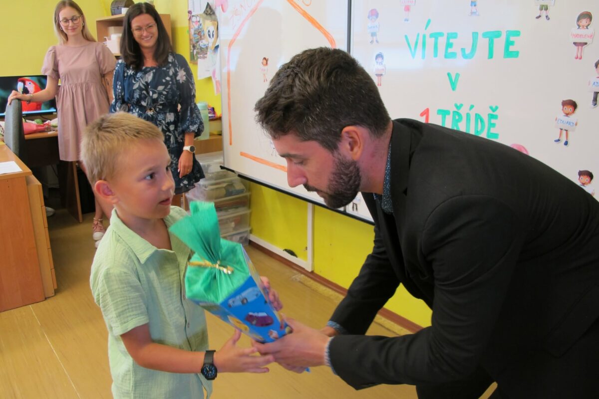 Der Geschäftsführer der Landesversammlung der deutschen Vereine in der Tschechischen Republik, Ilyas Zivana, übergab den Kindern zum Schuljahresbeginn eine Schultüte.