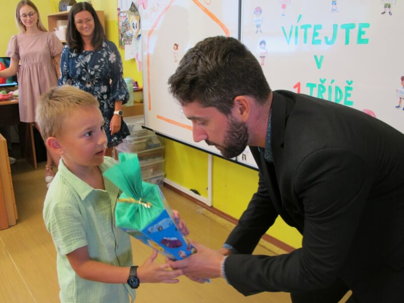 Der Geschäftsführer der Landesversammlung der deutschen Vereine in der Tschechischen Republik, Ilyas Zivana, übergab den Kindern zum Schuljahresbeginn eine Schultüte.