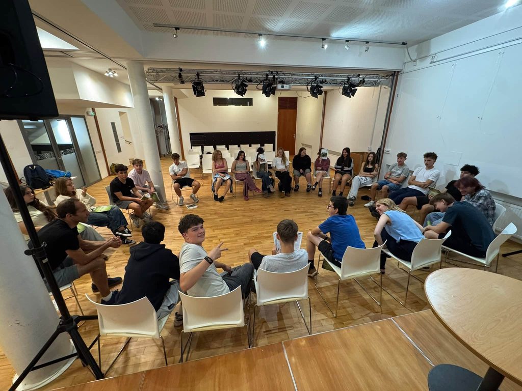 Schülerinnen und Schüler beim gemeinsamen Workshop mit Anna Harris von der Landesversammlung. Credit: Facebook "Gymnázium Thomase Manna"