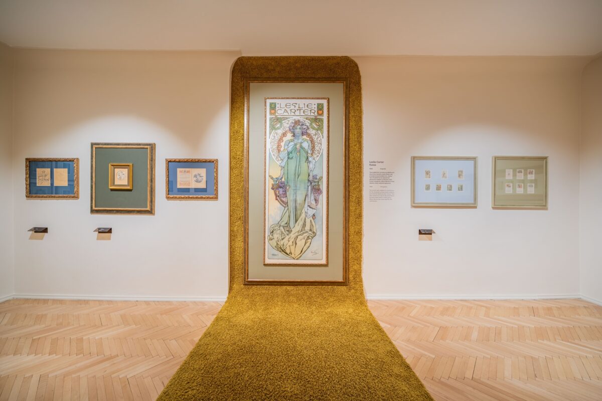 Alfons Mucha gestaltete nicht nur seine berühmten Plakate, sondern auch Illustrationen und Gebrauchsgrafik. Die neue Ausstellung in der Prager Central Gallery zeigt weniger bekannte Facetten seines Schaffens.