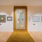Alfons Mucha gestaltete nicht nur seine berühmten Plakate, sondern auch Illustrationen und Gebrauchsgrafik. Die neue Ausstellung in der Prager Central Gallery zeigt weniger bekannte Facetten seines Schaffens.