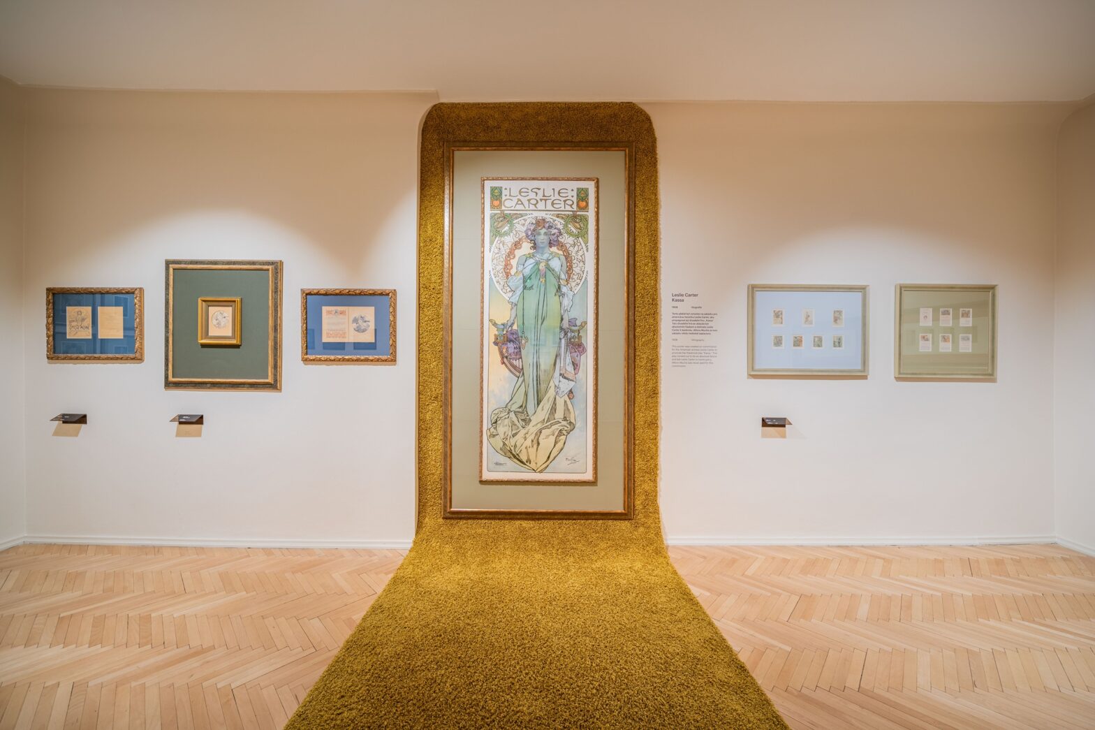 Alfons Mucha gestaltete nicht nur seine berühmten Plakate, sondern auch Illustrationen und Gebrauchsgrafik. Die neue Ausstellung in der Prager Central Gallery zeigt weniger bekannte Facetten seines Schaffens.