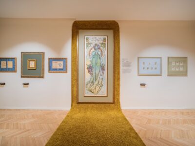 Alfons Mucha gestaltete nicht nur seine berühmten Plakate, sondern auch Illustrationen und Gebrauchsgrafik. Die neue Ausstellung in der Prager Central Gallery zeigt weniger bekannte Facetten seines Schaffens.