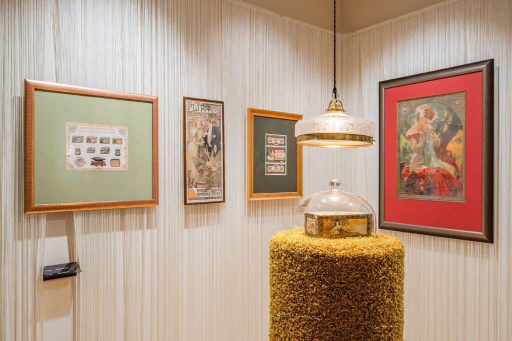 Von Werbegrafiken bis zu ikonischen Frauenfiguren: Die Ausstellung am Prager Altstädter Ring zeichnet die Vielseitigkeit von Alfons Muchas Werk nach.