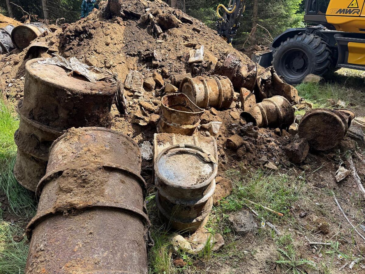 Auf dem ehemaligen Militärgelände Dobrá Voda im Böhmerwald (Šumava) wurden zahlreiche Fässer mit gefährlichen Chemikalien gefunden. Die Altlasten sollen bis 2028 beseitigt werden.