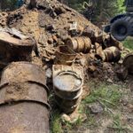 Auf dem ehemaligen Militärgelände Dobrá Voda im Böhmerwald (Šumava) wurden zahlreiche Fässer mit gefährlichen Chemikalien gefunden. Die Altlasten sollen bis 2028 beseitigt werden.