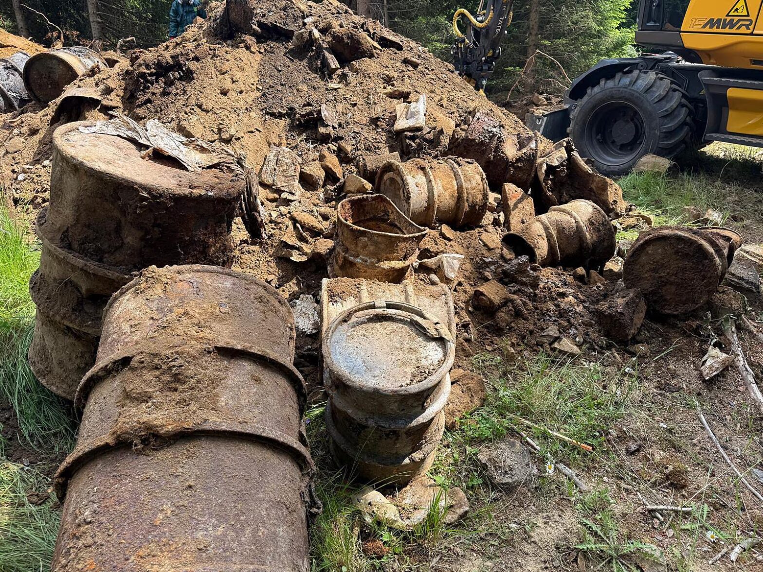 Auf dem ehemaligen Militärgelände Dobrá Voda im Böhmerwald (Šumava) wurden zahlreiche Fässer mit gefährlichen Chemikalien gefunden. Die Altlasten sollen bis 2028 beseitigt werden.