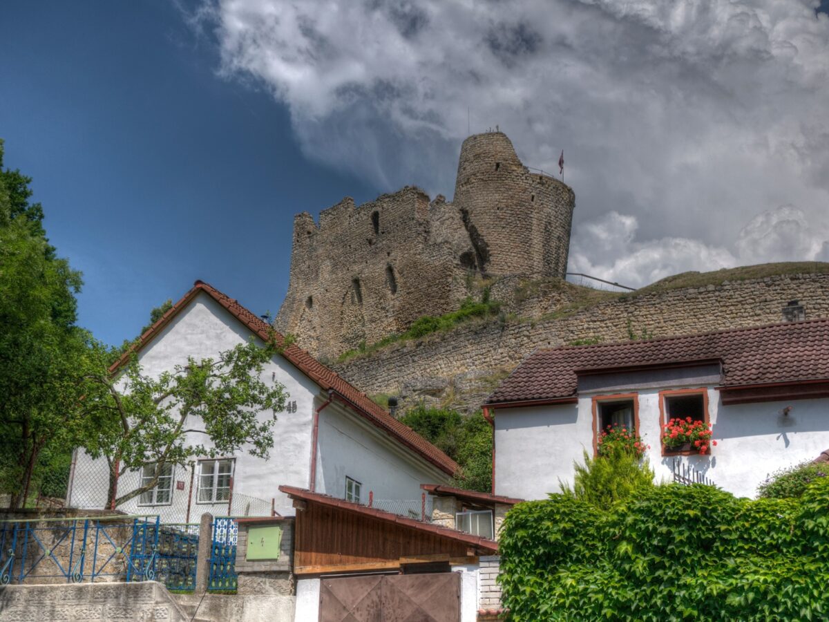 Schiefer als der Turm von Pisa: Der Turm der Burgruine Michalovice in Jungbunzlau (Mladá Boleslav) ist das am stärksten unbeabsichtigt geneigte Bauwerk der Welt.