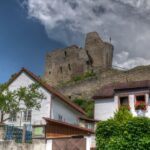 Schiefer als der Turm von Pisa: Der Turm der Burgruine Michalovice in Jungbunzlau (Mladá Boleslav) ist das am stärksten unbeabsichtigt geneigte Bauwerk der Welt.