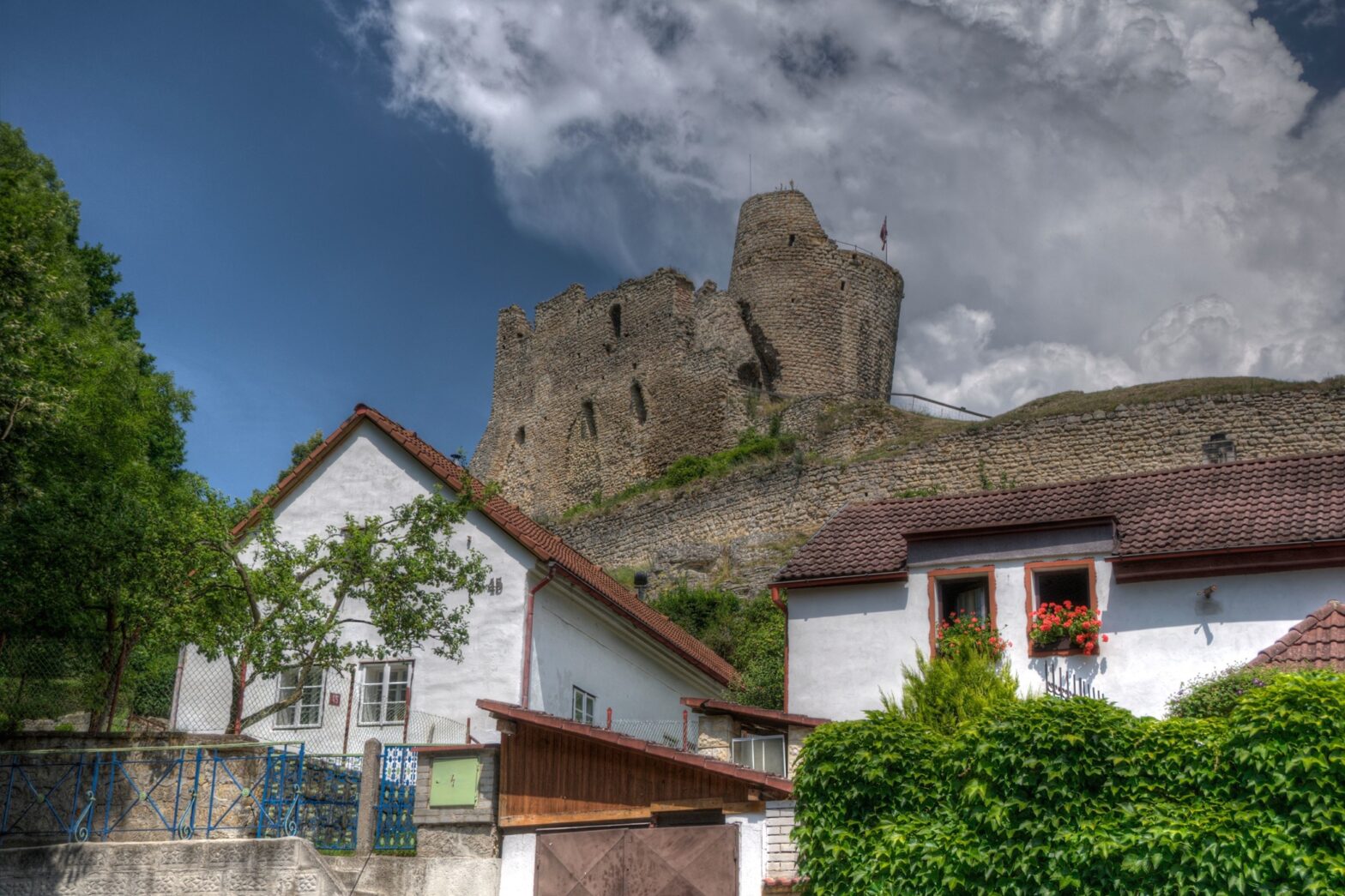 Schiefer als der Turm von Pisa: Der Turm der Burgruine Michalovice in Jungbunzlau (Mladá Boleslav) ist das am stärksten unbeabsichtigt geneigte Bauwerk der Welt.