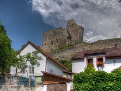 Schiefer als der Turm von Pisa: Der Turm der Burgruine Michalovice in Jungbunzlau (Mladá Boleslav) ist das am stärksten unbeabsichtigt geneigte Bauwerk der Welt.