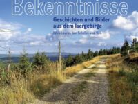 Petra Laurin, Jan Šebelka, Roman Karpaš: Bekenntnisse: Geschichten und Bilder aus dem Isergebirge. Herausgegeben vom Haus der deutsch-tschechischen Verständigung Jablonec nad Nisou. Vertrieb: Heimatverlag Berndt – Oberlausitz-Isergebirge, Oderwitz. ISBN: 978-80-909356-7-9. Preis: 32,90 Euro.
