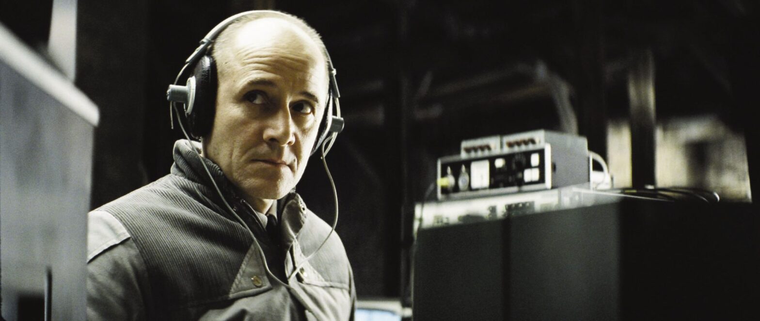 Ulrich Mühe als Stasi-Hauptmann Gerd Wiesler in "Das Leben der Anderen". Zum 20-jährigen Jubiläum zeigt DAS FILMFEST den Oscar-prämierten Film erneut im Prager Kino Světozor.