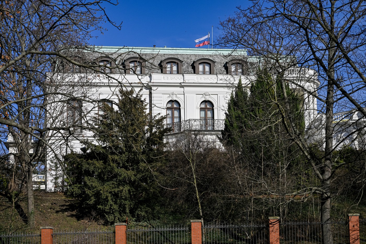 Die Russische Botschaft in Prag.