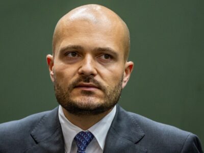Der Eigentümer des Rüstungskonzerns CSG, Michal Strnad, führt auch 2026 die Rangliste der reichsten Tschechen an. Sein Vermögen wird vom Magazin Euro auf 470 Milliarden Kronen geschätzt, umgerechnet ca. 19 Milliarden Euro.