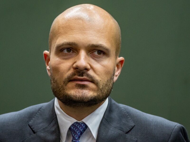 Der Eigentümer des Rüstungskonzerns CSG, Michal Strnad, führt auch 2026 die Rangliste der reichsten Tschechen an. Sein Vermögen wird vom Magazin Euro auf 470 Milliarden Kronen geschätzt, umgerechnet ca. 19 Milliarden Euro.