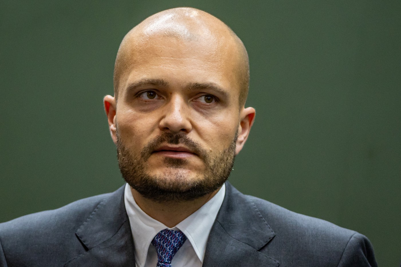Der Eigentümer des Rüstungskonzerns CSG, Michal Strnad, führt auch 2026 die Rangliste der reichsten Tschechen an. Sein Vermögen wird vom Magazin Euro auf 470 Milliarden Kronen geschätzt, umgerechnet ca. 19 Milliarden Euro.