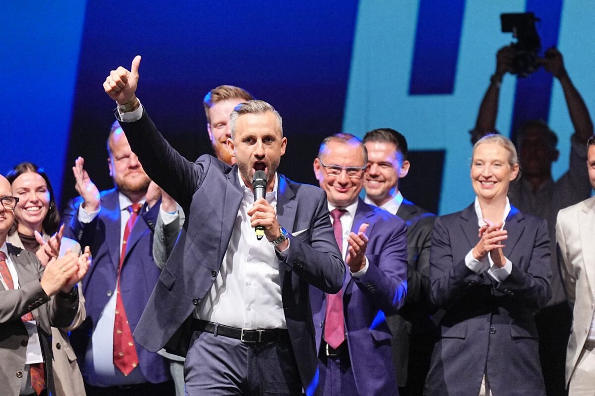 AfD-Spitzenkandidat Ulrich Siegmund feiert den Wahlsieg seiner Partei bei der Landtagswahl in Sachsen-Anhalt. Auch in Tschechien sorgte das Ergebnis für zahlreiche Reaktionen.