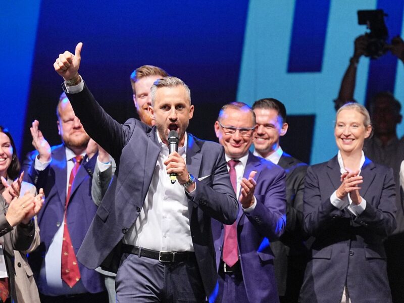 AfD-Spitzenkandidat Ulrich Siegmund feiert den Wahlsieg seiner Partei bei der Landtagswahl in Sachsen-Anhalt. Auch in Tschechien sorgte das Ergebnis für zahlreiche Reaktionen.
