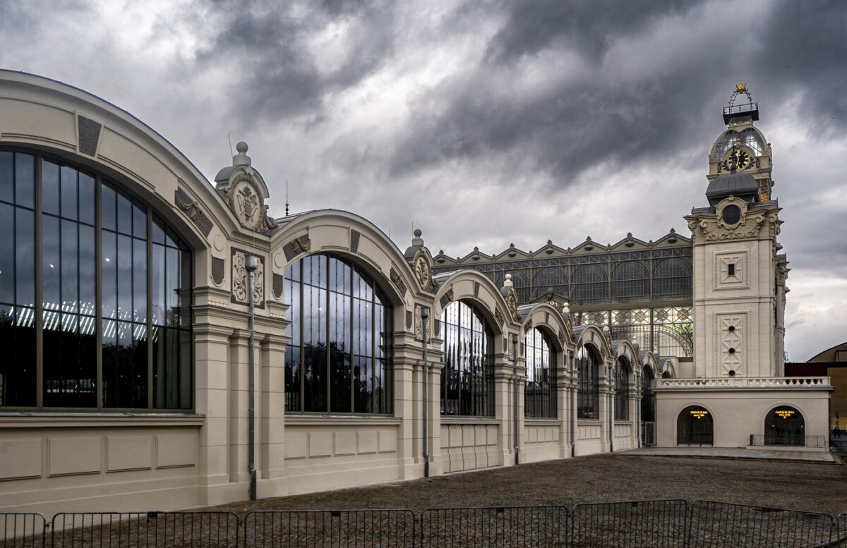 Nach mehrjähriger Sanierung ist der Industriepalast (Průmyslový palác) auf dem Prager Messegelände wieder vollständig hergestellt. Auch der 2008 bei einem Brand zerstörte linke Flügel wurde rekonstruiert.