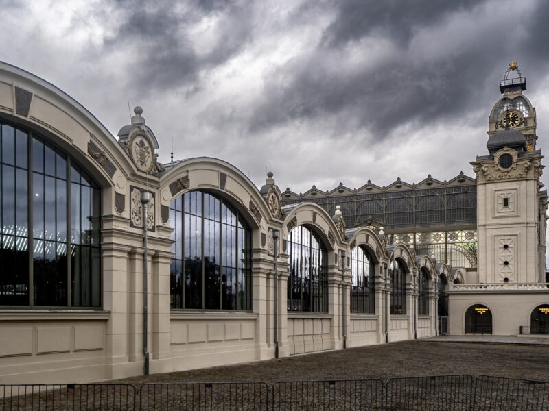 Nach mehrjähriger Sanierung ist der Industriepalast (Průmyslový palác) auf dem Prager Messegelände wieder vollständig hergestellt. Auch der 2008 bei einem Brand zerstörte linke Flügel wurde rekonstruiert.