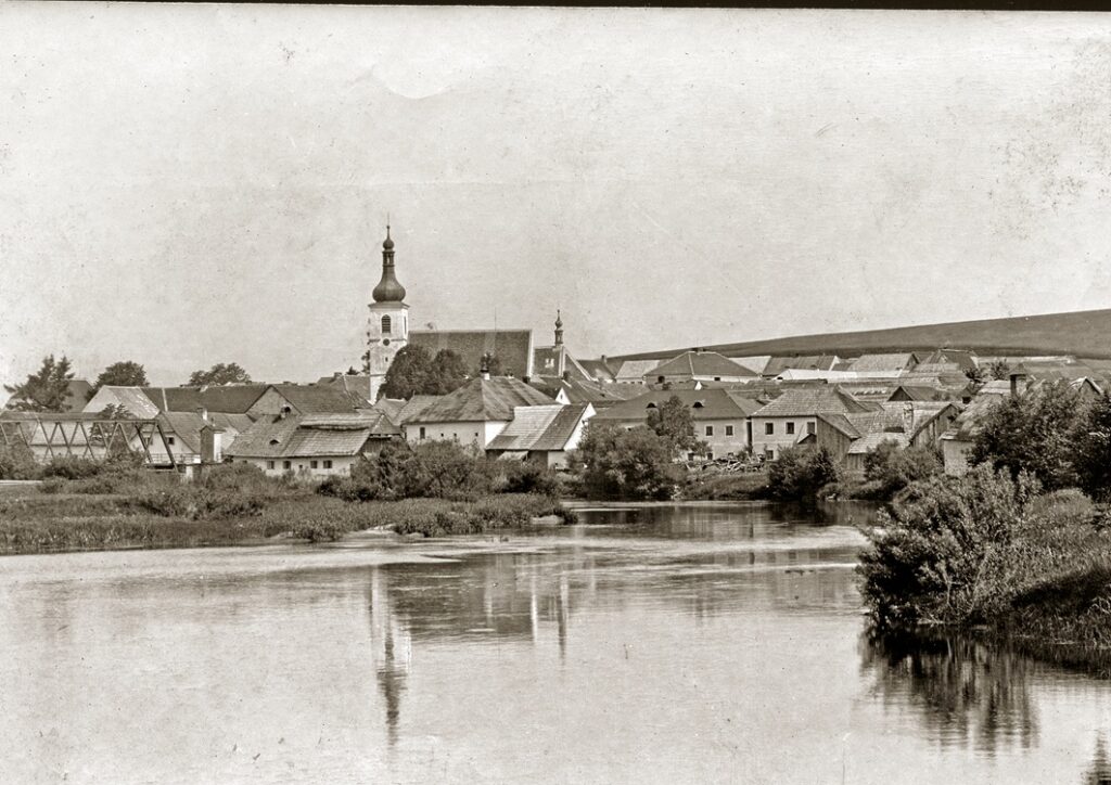 Untermoldau (Dolní Vltavice) vor dem Bau des Lipno-Stausees. Der Ort mit Kirche, Schule und Pfarrhaus wurde Ende der 1950er Jahre durch die Aufstauung des Moldautals weitgehend überflutet.