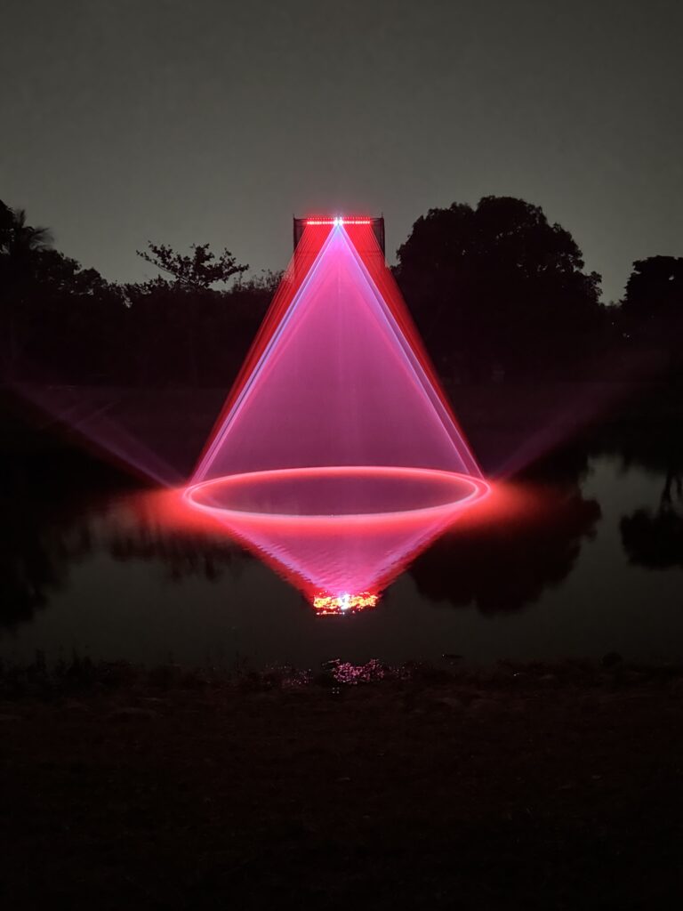 Laserlicht über dem Wasser: Die Installation Multimmersion_Upside Down des taiwanesischen Künstlers Aka Chang erzeugt durch ihre Spiegelung auf einem Altarm der Moldau ein scheinbar schwebendes Lichtobjekt.