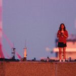 Ein Moment vor der Katastrophe: Jessie (Clara Hüttermann) auf dem Dach eines Berliner Hochhauses im Drama "Everytime" von Sandra Wollner.