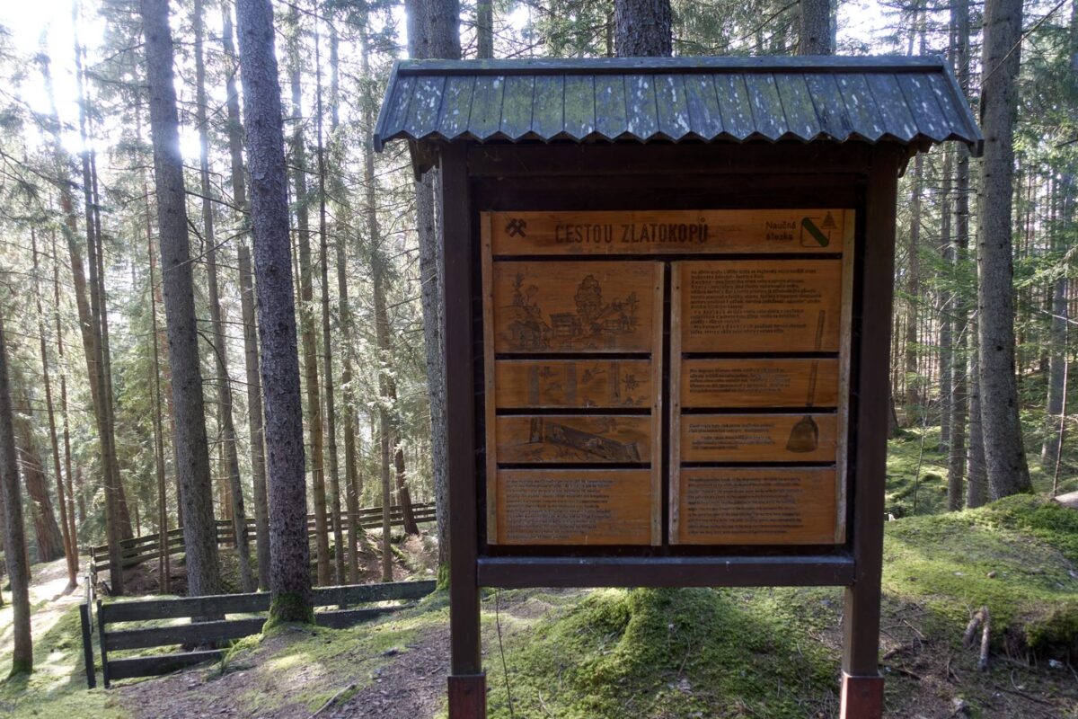 Entlang des Goldgräberpfads im Böhmerwald befinden sich nun sieben neue Informationstafeln.