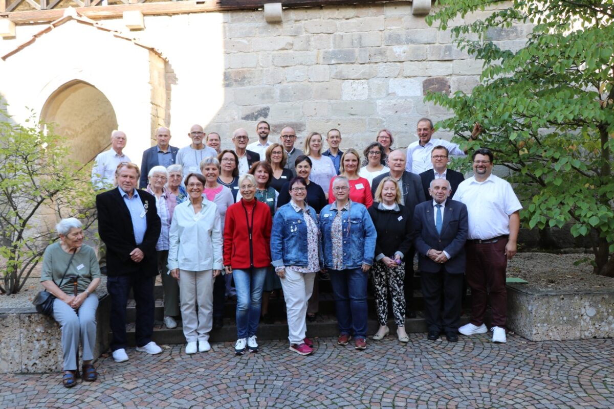 Die Teilnehmer der Jubiläumstagung im Hof des Kronacher Rathauses. Seit 40 Jahren bewahrt die Heimatstube Podersam-Jechnitz die Geschichte der einstigen deutschen Bevölkerung aus Nordwestböhmen.
