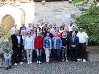 Die Teilnehmer der Jubiläumstagung im Hof des Kronacher Rathauses. Seit 40 Jahren bewahrt die Heimatstube Podersam-Jechnitz die Geschichte der einstigen deutschen Bevölkerung aus Nordwestböhmen.